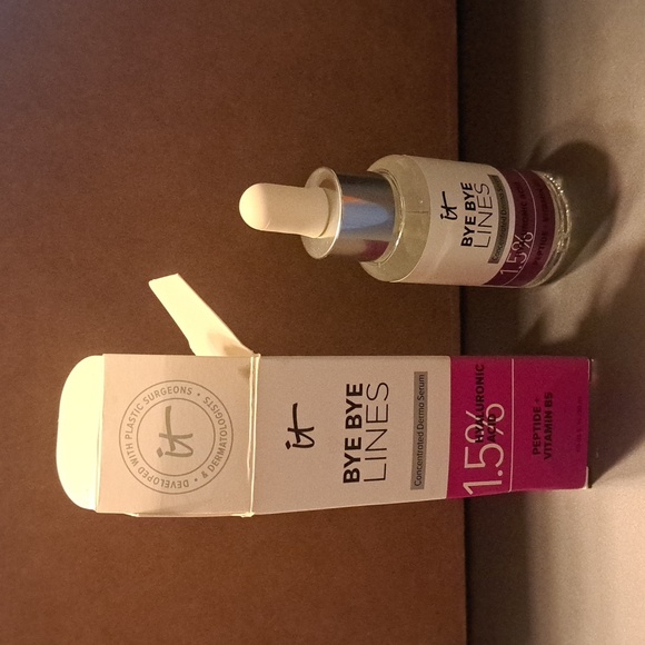 It cosmetics Bye Bye Lines serum. 1.5 Hyaluronic Acid, peptide + vitamin B5. - Picture 1 of 4